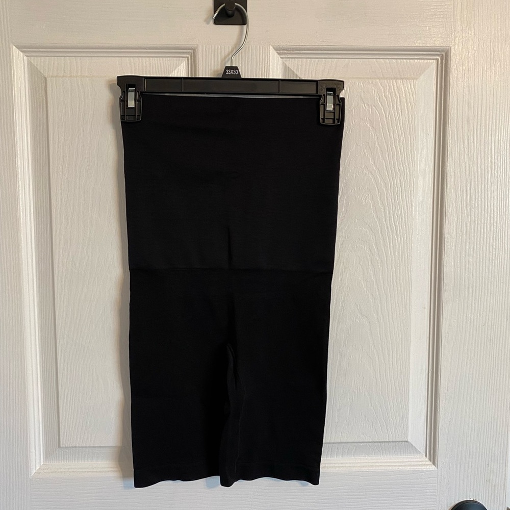 Women’s Shape Wear high waisted shorts in black, size M-L EUC never worn
